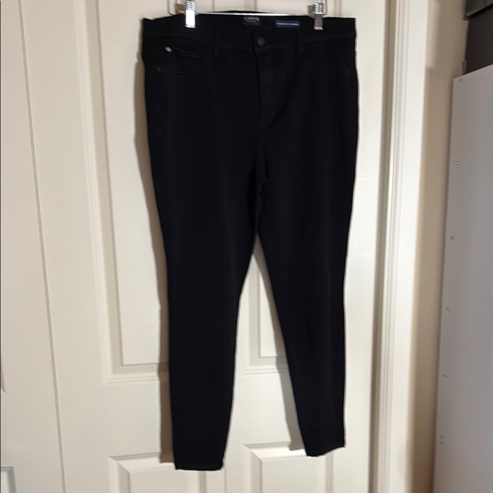 Curve Appeal Essential Black Skinny Jeans with Modern Fit - Picture 4 of 12